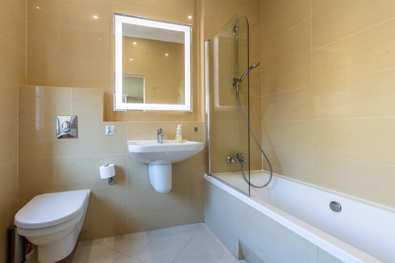 Apartament Luster I Obrazow Warschau Exterior foto