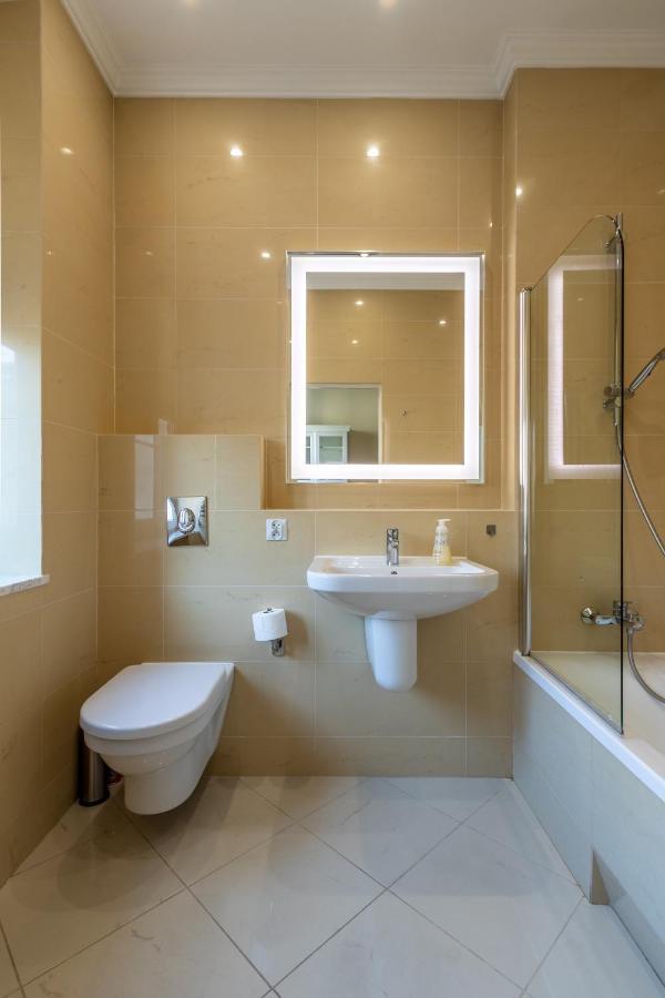 Apartament Luster I Obrazow Warschau Exterior foto